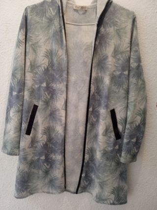 Chaqueta con capucha y estampado