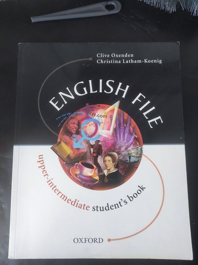 2 libros English File Pre y Upper intermediate