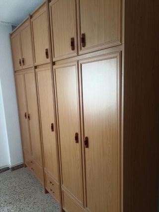 Armario de madera con mesilla y mesa