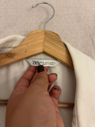 Vestito Zara bianco con volant e bottoni