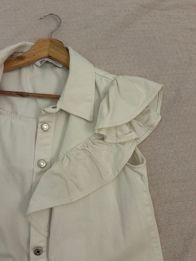Vestito Zara bianco con volant e bottoni