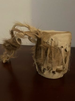 Tambor de piel artesanal africano.