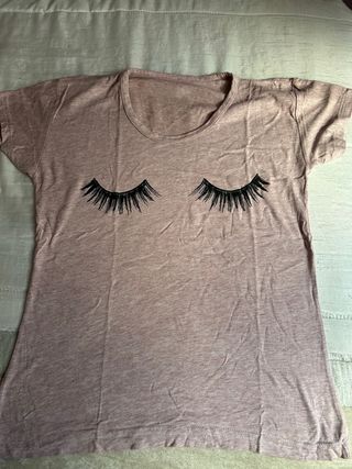 Camiseta corta con estampado de pestañas