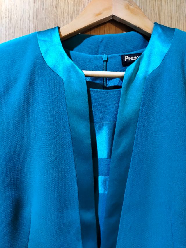 Traje de dos piezas color verde azulado