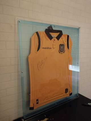 Camiseta firmada por Moisés Caicedo 