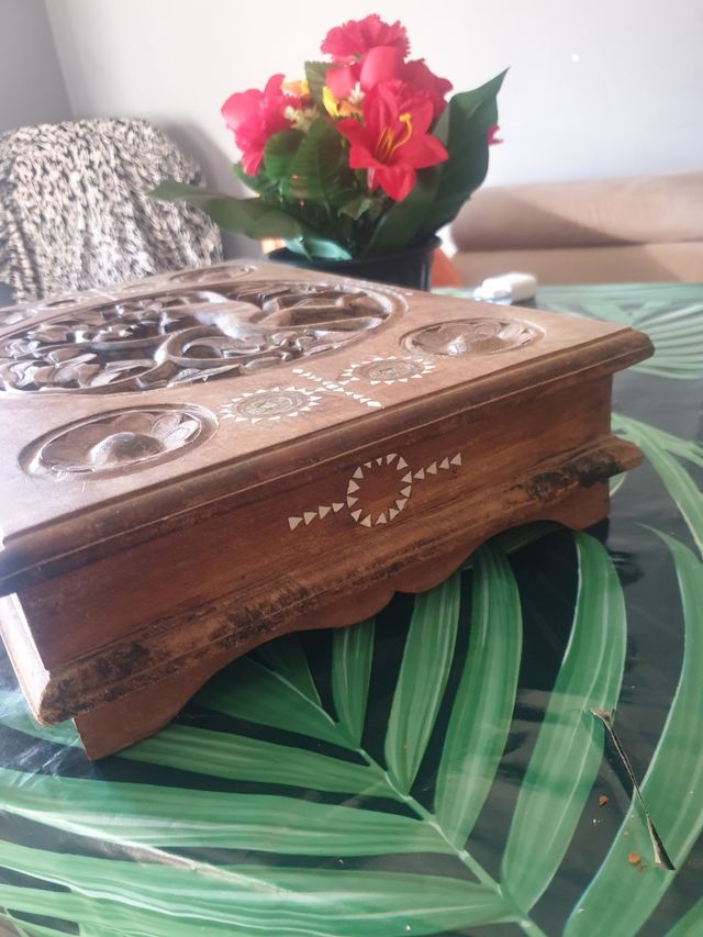 Cajón antiguo de madera con nacar