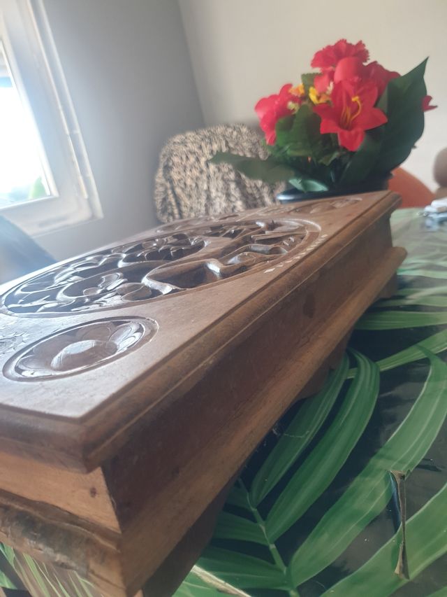 Cajón antiguo de madera con nacar