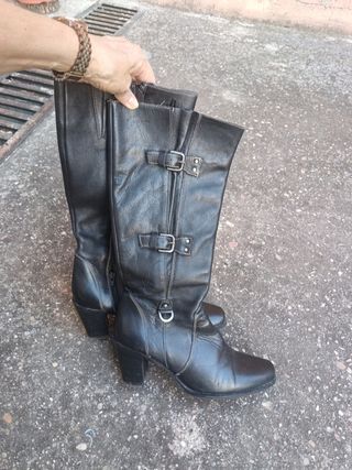 Botas altas de cuero negras con hebillas