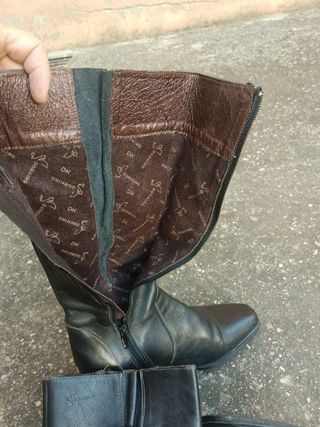 Botas altas de cuero negras con hebillas