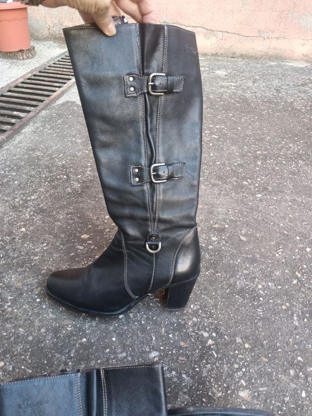 Botas altas de cuero negras con hebillas