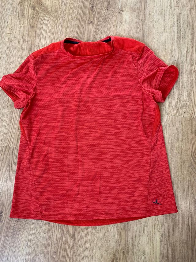 T-shirt sportiva rossa Decathlon