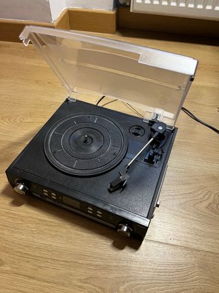 Toca vinilos y reproductor de casete negro