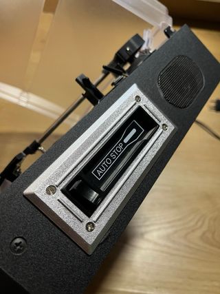 Toca vinilos y reproductor de casete negro