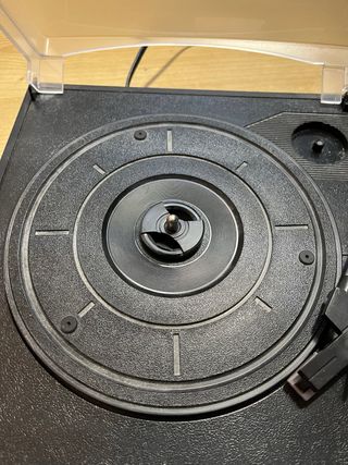 Toca vinilos y reproductor de casete negro