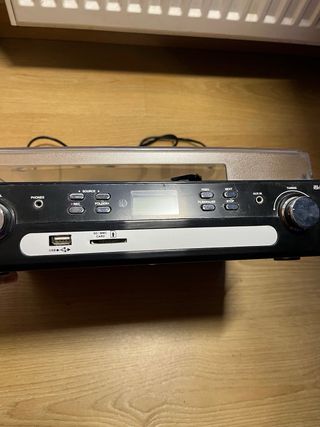 Toca vinilos y reproductor de casete negro