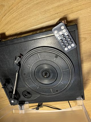 Toca vinilos y reproductor de casete negro