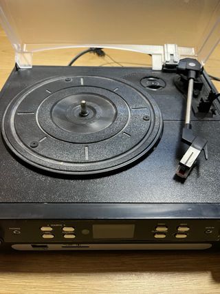 Toca vinilos y reproductor de casete negro