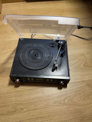 Toca vinilos y reproductor de casete negro