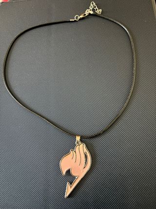 Collar rosa con la insignia de Fairy Tail