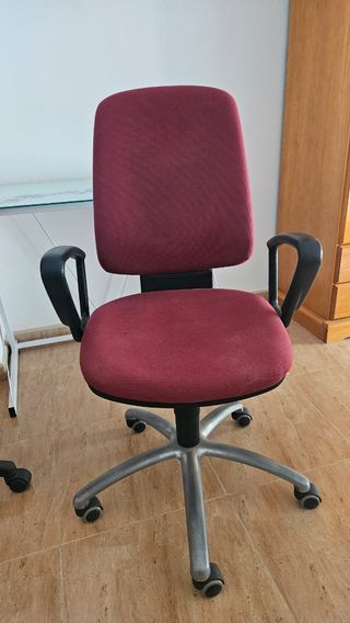 Silla de oficina con ruedas