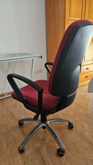 Silla de oficina con ruedas