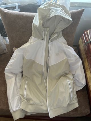 Chaqueta Nike Beige y Blanca