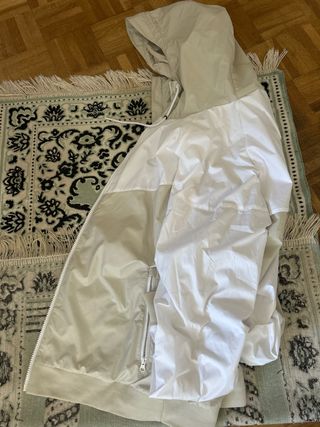 Chaqueta Nike Beige y Blanca