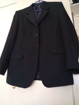 Americana hombre azul marino clásica.