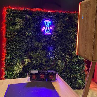 Fotomatón + fotocall + neón + álbum personalizado 