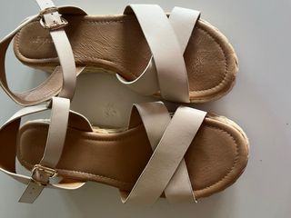 Sandalias cuña beige y blancas