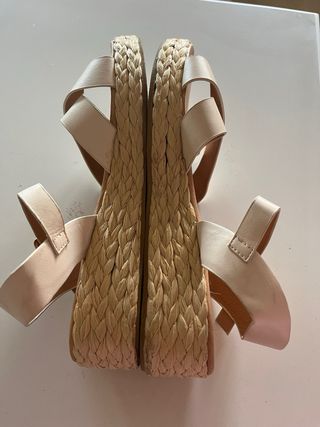 Sandalias cuña beige y blancas