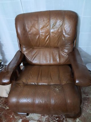 Sillón de cuero y madera marrón
