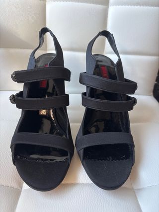 Elegantes sandalias Carolina Herrera negras