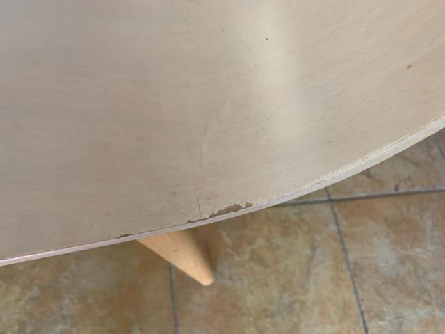 Silla de madera color beige y marrón