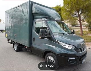 se ofrece furgoneta con puerta elevadora