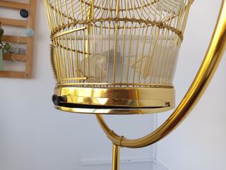 Jaula dorada con pie