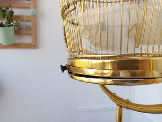 Jaula dorada con pie
