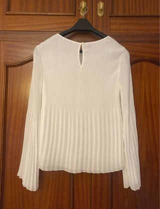 Blusa Stradivarius blanca plisada manga larga
