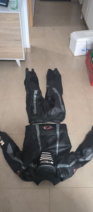 Mono de cuero Mtech 2 piezas negro talla L