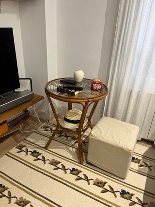 Mesa redonda de ratán y cristal