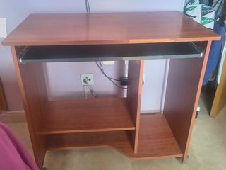 Escritorio de madera con bandeja extraíble