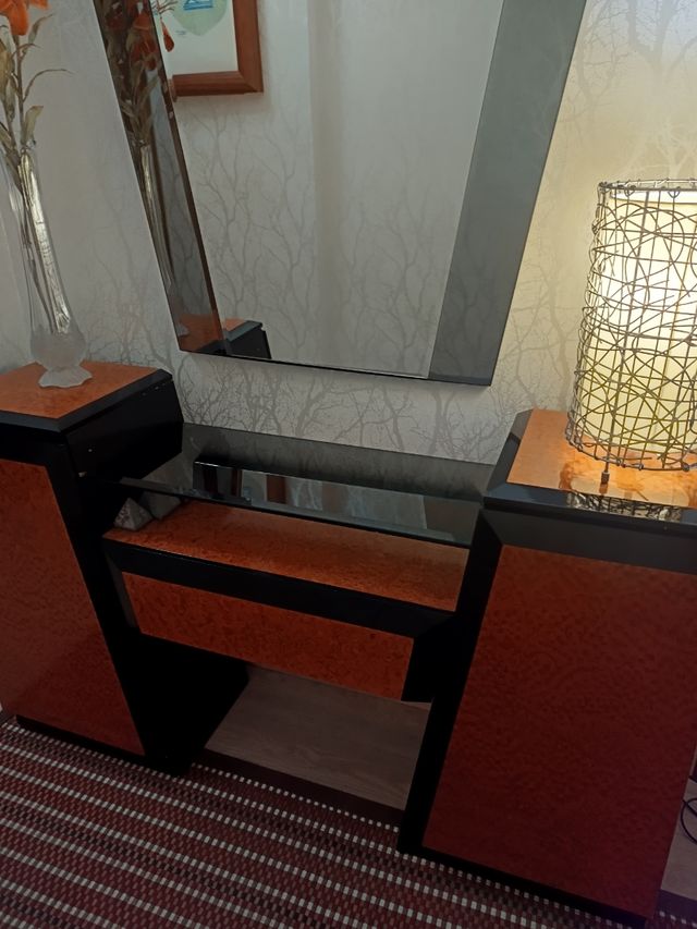 Recibidor de madera lacada y espejo