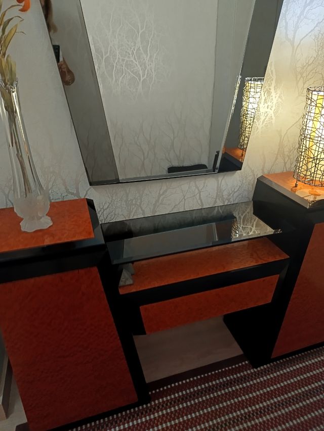 Recibidor de madera lacada y espejo