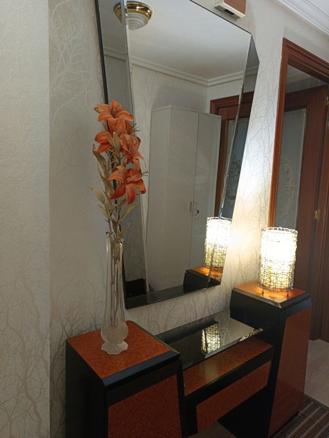 Recibidor de madera lacada y espejo