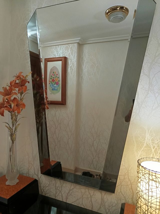 Recibidor de madera lacada y espejo