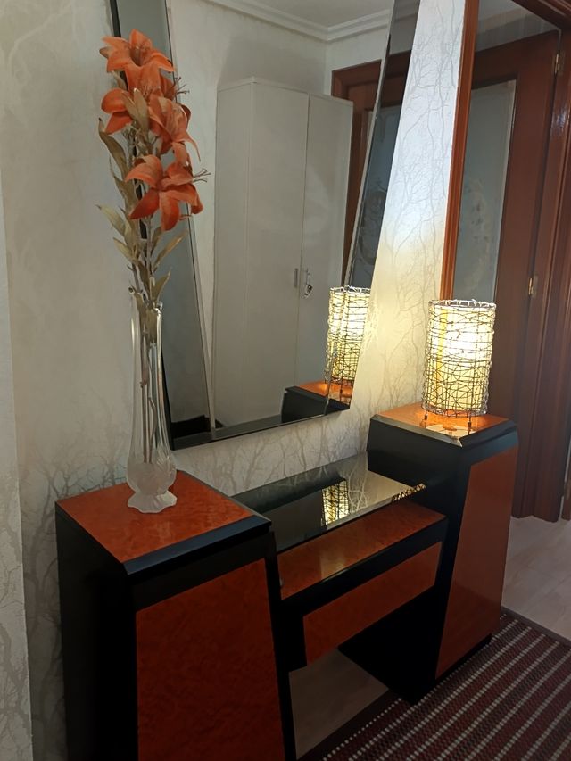 Recibidor de madera lacada y espejo