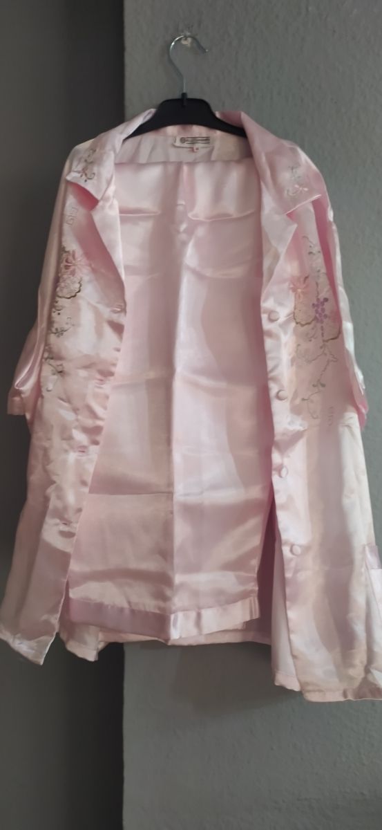 Pijama y bata de raso rosa