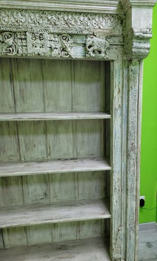 Estantería de madera tallada estilo vintage