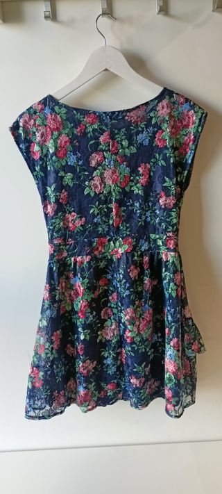 Vestido de flores sin mangas.