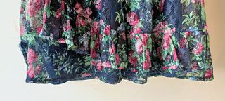 Vestido de flores sin mangas.